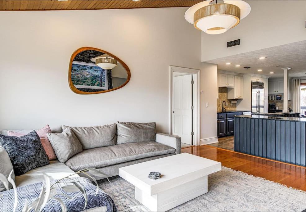 Lux Retro Getaway W/ Ober & Smoky Mtn Views! Villa Gatlinburg Exterior photo