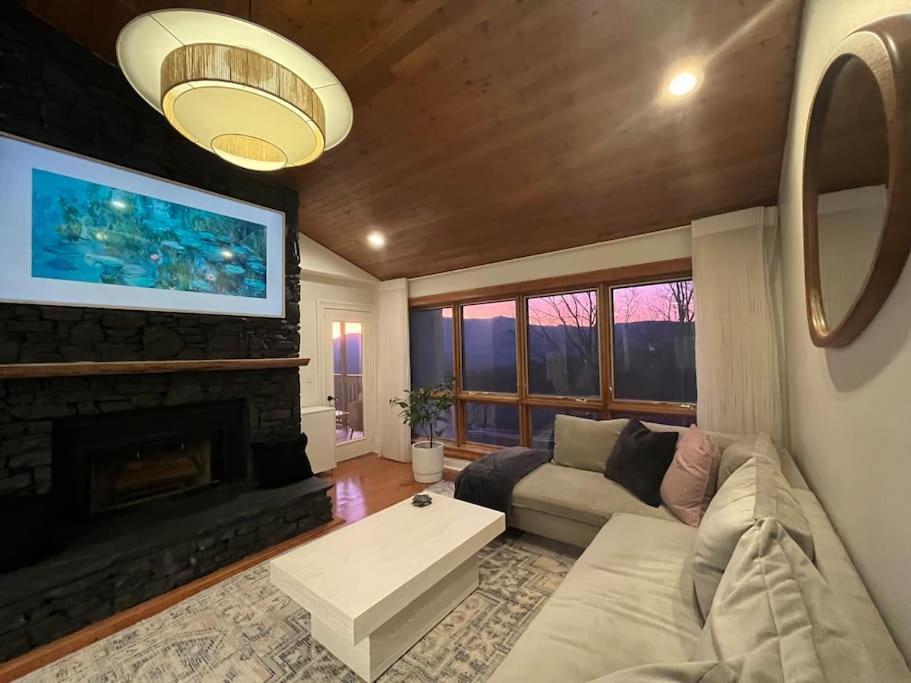 Lux Retro Getaway W/ Ober & Smoky Mtn Views! Villa Gatlinburg Exterior photo