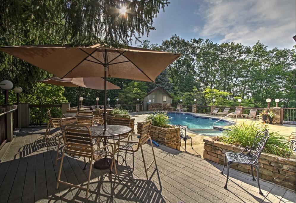 Lux Retro Getaway W/ Ober & Smoky Mtn Views! Villa Gatlinburg Exterior photo